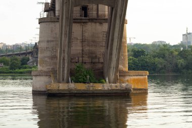 Gün batımında Dinyeper şehrindeki Dinyeper nehri üzerindeki demiryolu köprüsü.