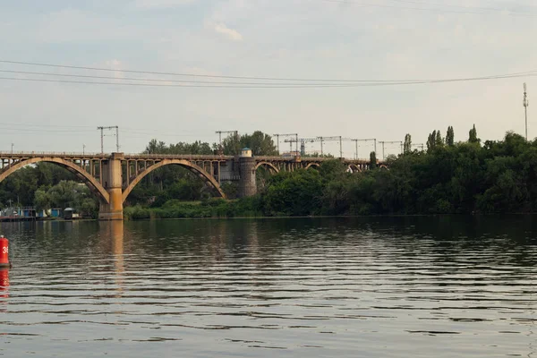 Järnvägsbro Över Floden Dnepr Staden Dnepr Vid Solnedgången — Stockfoto