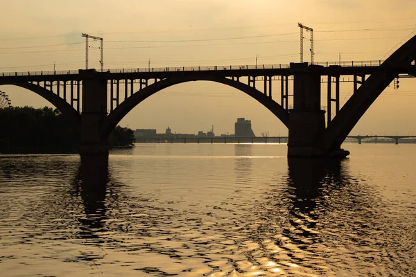 Järnvägsbro Över Floden Dnepr Staden Dnepr Vid Solnedgången — Stockfoto