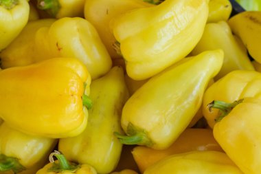 Çarşıda beyaz dolmalık biber kutunun içinde bir arka plan olarak