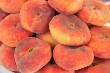 Ukrayna 'da bir pazarda incir şeftalisi