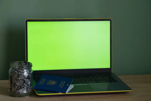 Laptop Met Een Groen Scherm Een Penny Bank Een Paspoort — Stockfoto