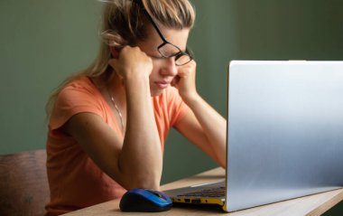 Ukraynalı bir kız öğle arasında laptopta iş yerinde uyuyor.