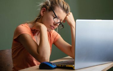 Ukraynalı bir kız öğle arasında laptopta iş yerinde uyuyor.