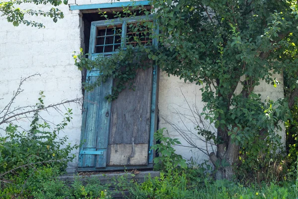 Vieille Porte Bois Taillée Dans Une Maison Abandonnée Dans Village — Photo