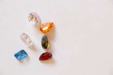 Farklı renklerde izole edilmiş bir arkaplanda mücevherler