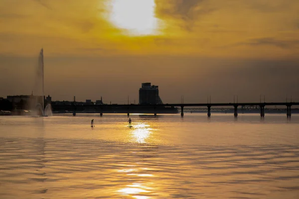 Sonnenuntergang Der Stadt Dnjepr Auf Dem Hintergrund Der Brücke — Stockfoto