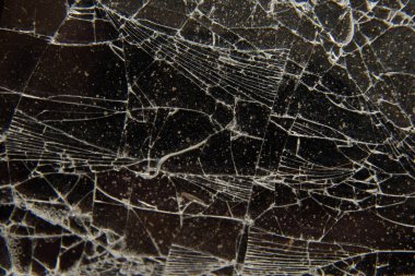 Koyu bir arka plan makrosundaki kırık camlar