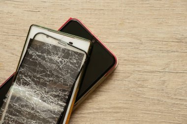 İzole bir arka planda cep telefonu ve kırık camlar, cam değiştirme.