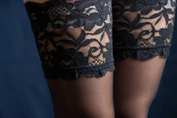 Weibliche Beine Strümpfen Mit Spitze Auf Einem Isolierten Hintergrund — Stockfoto
