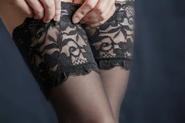 Weibliche Beine Strümpfen Mit Spitze Auf Einem Isolierten Hintergrund — Stockfoto