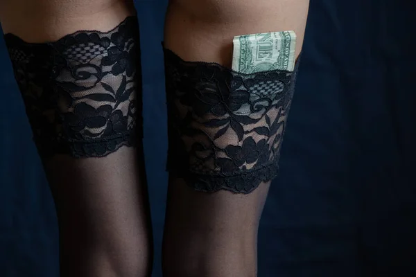 Frauenbeine Schwarzen Strümpfen Mit Spitze Und Dollarscheinen Strümpfen Auf Isoliertem — Stockfoto