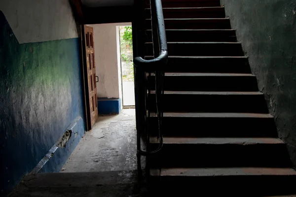 Escalera Oscura Interior Con Una Escalera Segundo Piso Una Antigua —  Fotos de Stock