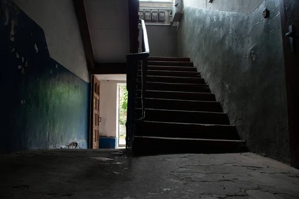 Escalera Oscura Interior Con Una Escalera Segundo Piso Una Antigua —  Fotos de Stock