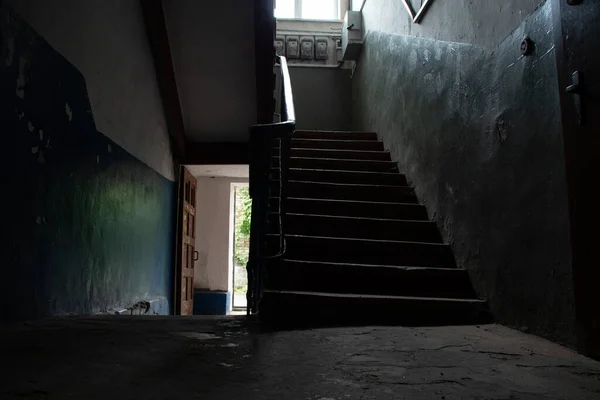 Escalier Sombre Intérieur Avec Escalier Deuxième Étage Dans Une Vieille — Photo