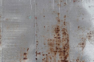 Arka plan olarak beyaz boyalı paslı duvar