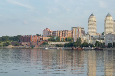 Ukrayna, Dnipro - 3 Temmuz 2020. Ukrayna 'daki Dinyeper şehrinin merkez seti. Dinyeper nehrinden görüntü.