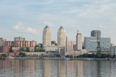 Ukrayna, Dnipro - 3 Temmuz 2020. Ukrayna 'daki Dinyeper şehrinin merkez seti. Dinyeper nehrinden görüntü.