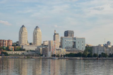 Ukrayna, Dnipro - 3 Temmuz 2020. Ukrayna 'daki Dinyeper şehrinin merkez seti. Dinyeper nehrinden görüntü.