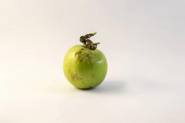 Zgniłe Zielone Jabłko Białym Tle Zbliżenie — Zdjęcie stockowe