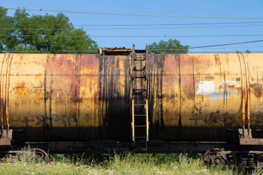 Petrol taşımacılığı için kullanılmayan eski tank demiryolunda duruyor.