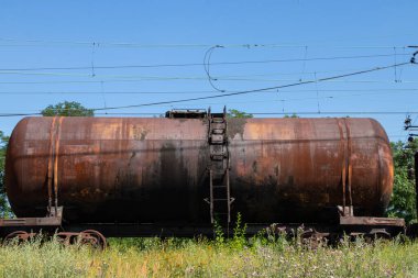 Petrol taşımacılığı için kullanılmayan eski tank demiryolunda duruyor.