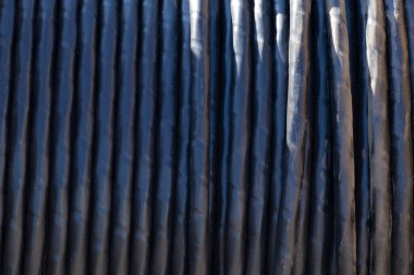 Kablo, arka plan olarak tahta bir makaraya sarılmış.