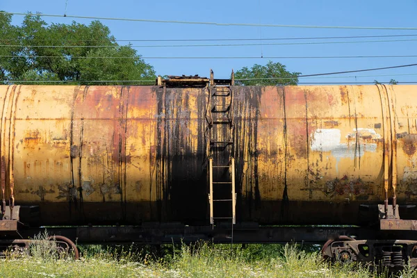 Petrol taşımacılığı için kullanılmayan eski tank demiryolunda duruyor.