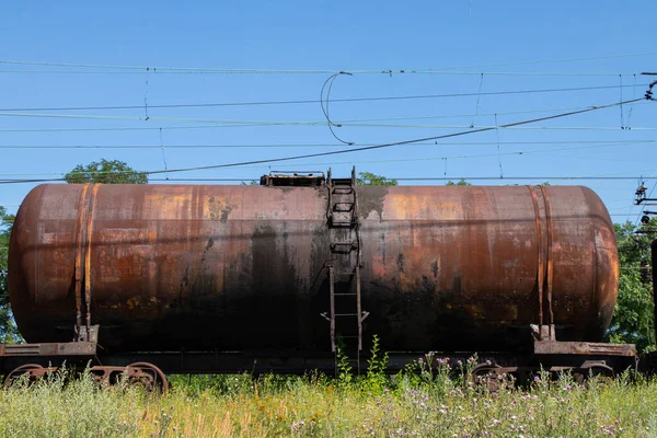 Petrol taşımacılığı için kullanılmayan eski tank demiryolunda duruyor.