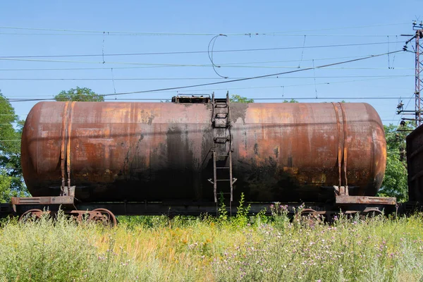铁路上的老旧退役储油罐 — 图库照片