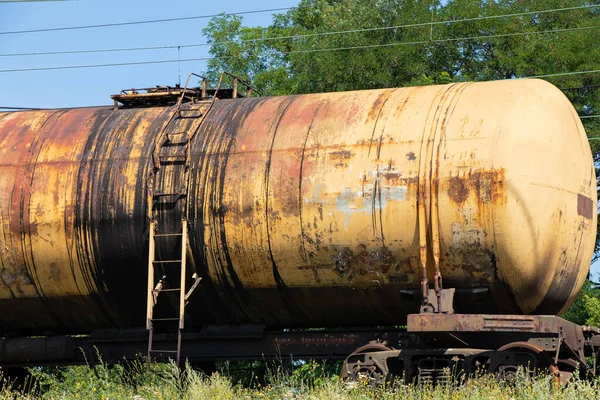Petrol taşımacılığı için kullanılmayan eski tank demiryolunda duruyor.
