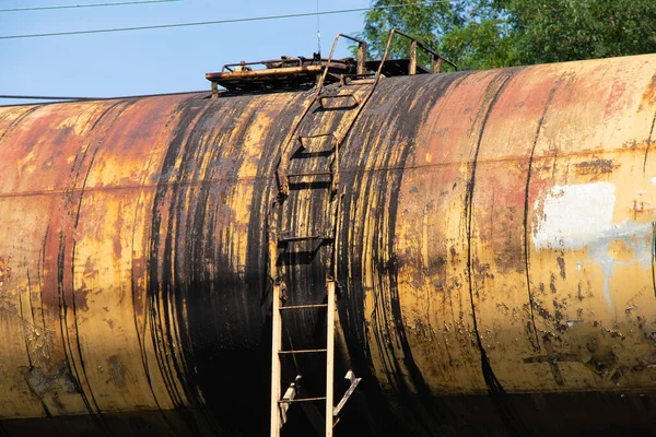 Petrol taşımacılığı için kullanılmayan eski tank demiryolunda duruyor.