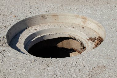 Dnipro şehrindeki şehir kapaklarının yenilenmesi ile ilgili onarım çalışmaları