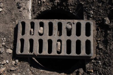 Dnipro şehrindeki şehir kapaklarının yenilenmesi ile ilgili onarım çalışmaları