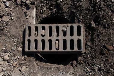 Dnipro şehrindeki şehir kapaklarının yenilenmesi ile ilgili onarım çalışmaları