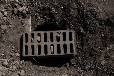 Dnipro şehrindeki şehir kapaklarının yenilenmesi ile ilgili onarım çalışmaları