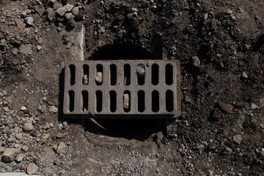 Dnipro şehrindeki şehir kapaklarının yenilenmesi ile ilgili onarım çalışmaları