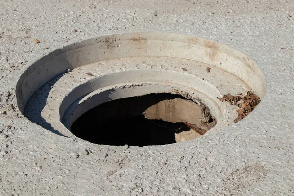 Dnipro şehrindeki şehir kapaklarının yenilenmesi ile ilgili onarım çalışmaları