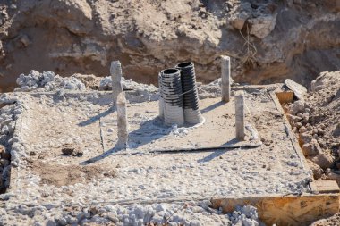 Sütunun altına kabloyla beton dök.