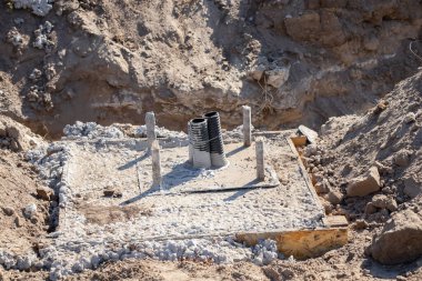 Sütunun altına kabloyla beton dök.