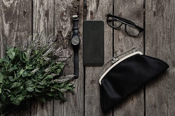 Schwarze Kleine Taschenbrille Uhr Und Telefon Mit Grünem Bildschirm Auf — Stockfoto