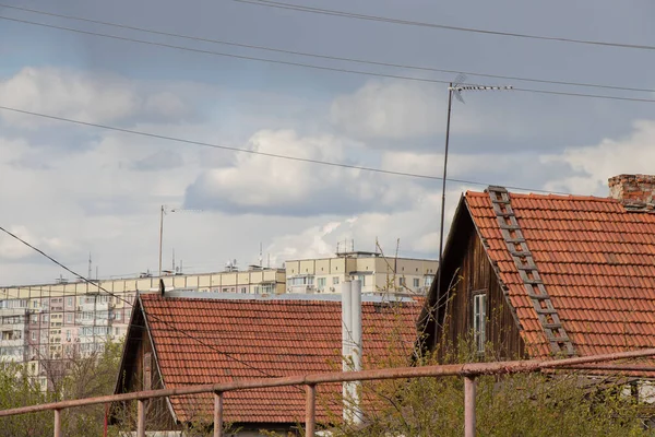 Toit Une Vieille Maison Étage Ardoise Rouge Contre Ciel Ukraine — Photo