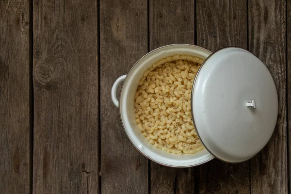 Cazuela Blanca Con Pasta Hervida Sobre Una Mesa Madera — Foto de Stock