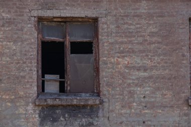 Dnipro şehrinde Ukrayna 'da eski ve çalışmayan bir fabrikanın camları var.