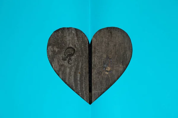 Ein Papierblaues Herz Ausgeschnitten Liegt Auf Einem Hölzernen Hintergrund Großaufnahme — Stockfoto