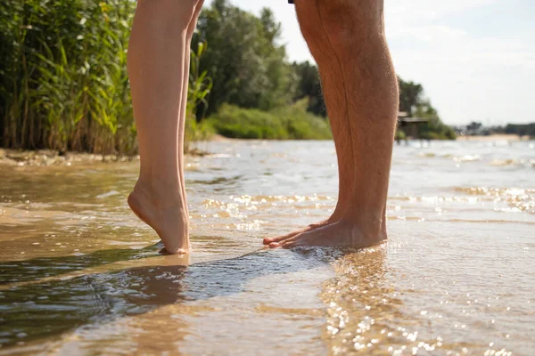 Männliche Und Weibliche Füße Meerwasser Bodenblick Der Sonne — Stockfoto