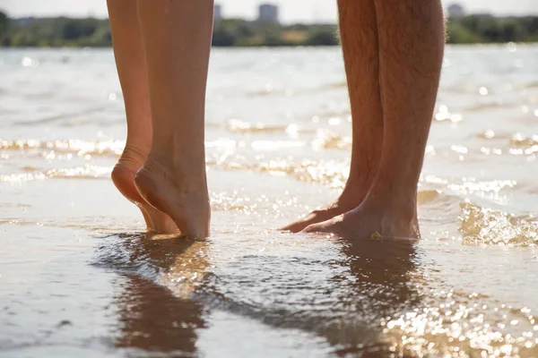 Männliche Und Weibliche Füße Meerwasser Bodenblick Der Sonne — Stockfoto