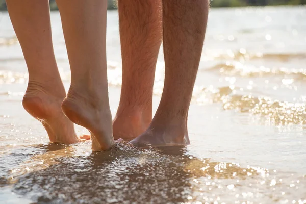 Pies Masculinos Femeninos Fondo Del Agua Mar Vista Sol — Foto de Stock