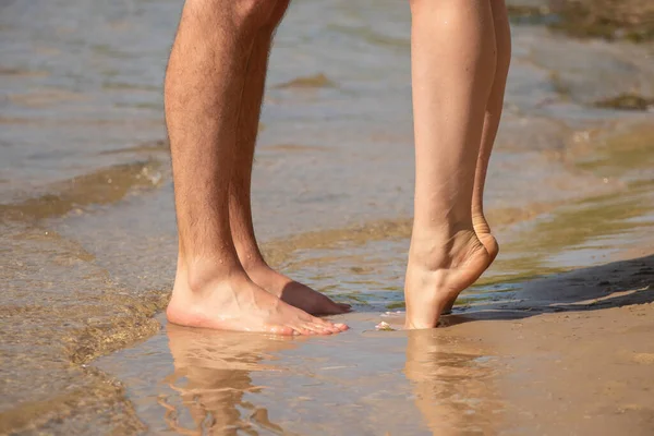 Pies Masculinos Femeninos Fondo Del Agua Mar Vista Sol — Foto de Stock