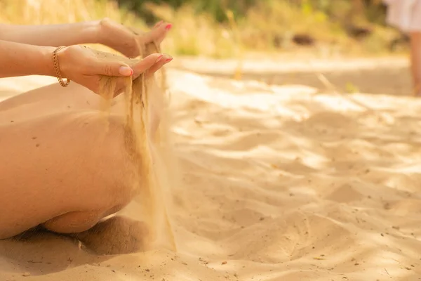 Дівчина Сидить Піску Пробиває Пісок Крізь Пальці Влітку Сонці — стокове фото